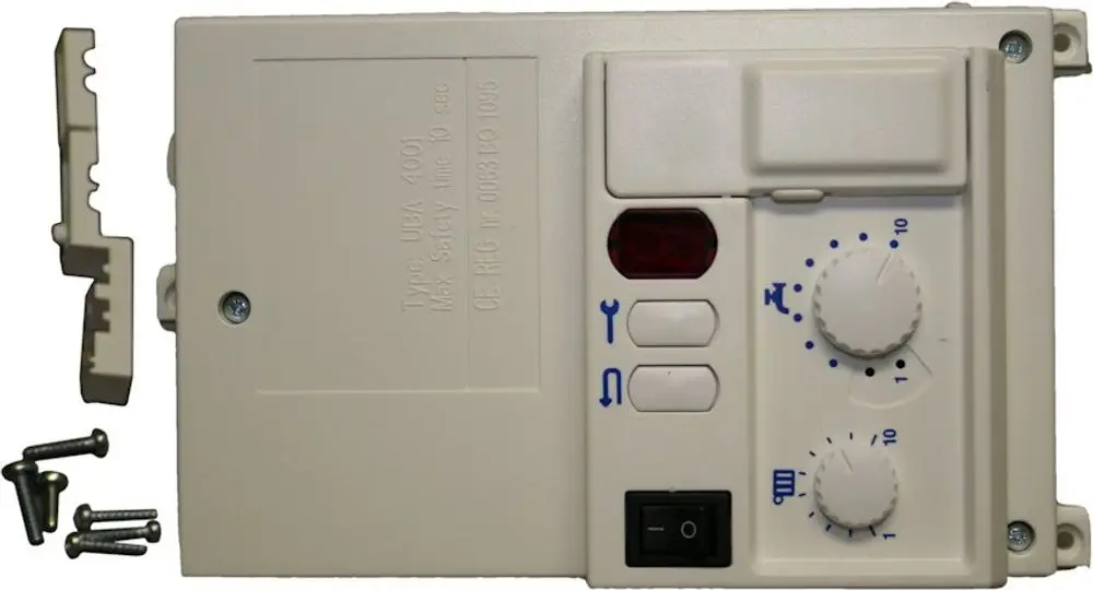 Weißes Steuergerät von Bosch mit mehreren Reglern, Tasten und einem digitalen Display. Befestigungsschrauben sind im Bild sichtbar.